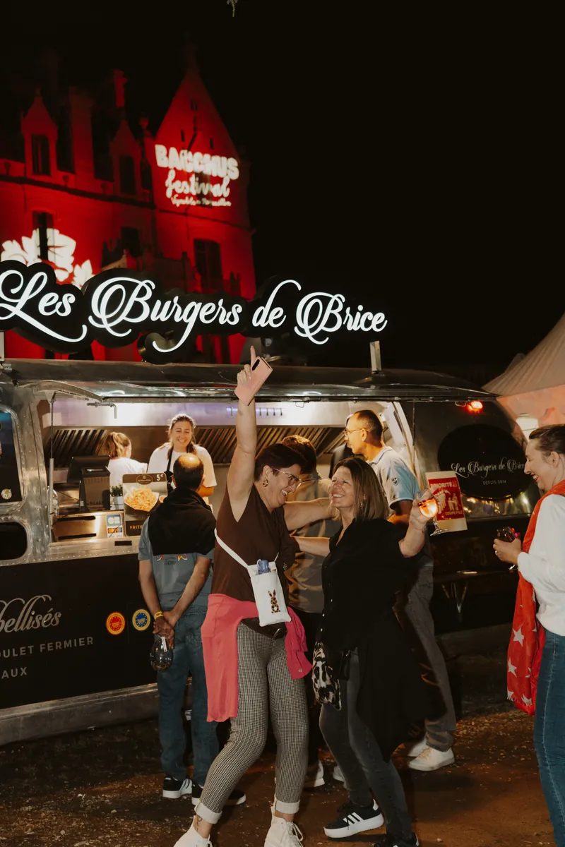 Foule devant l'Airstream au Bacchus Festival