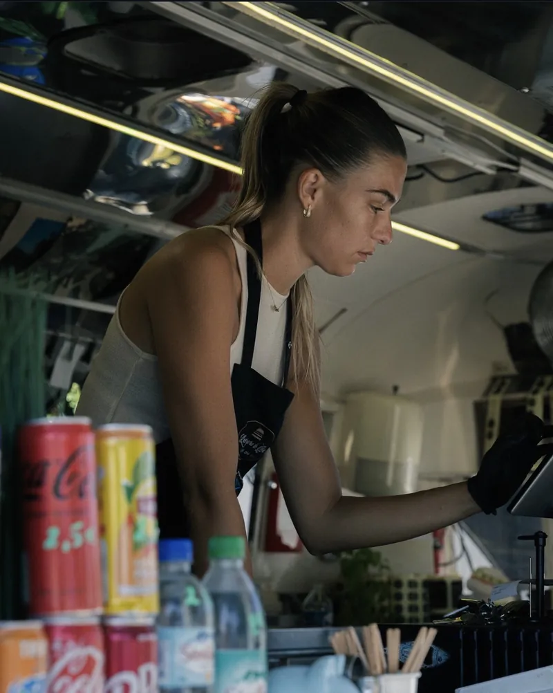 Tallulah prépare une commande dans l'Airstream
