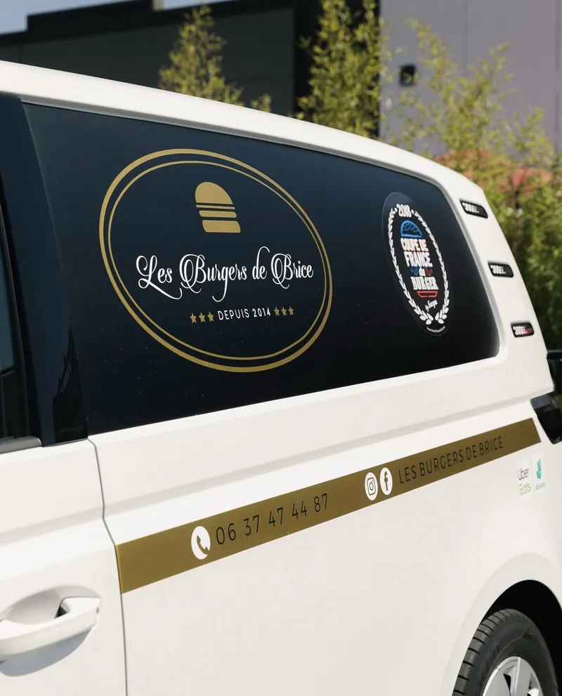 Le van aux couleurs des Burgers de Brice